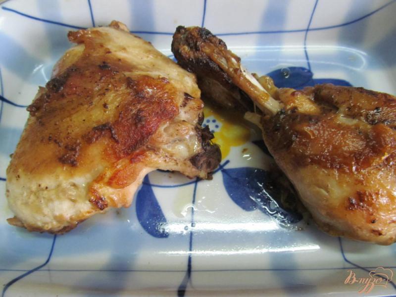 Фото приготовление рецепта: Курица под сырным соусом шаг №3