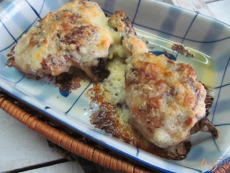 Фото приготовление рецепта: Курица под сырным соусом шаг №5