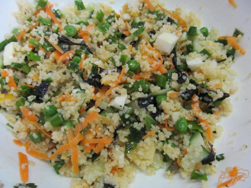 Фото приготовление рецепта: Салат с кус-кусом и овощами шаг №6