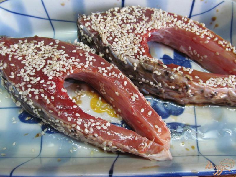 Фото приготовление рецепта: Рыба под кунжутной корочкой шаг №3