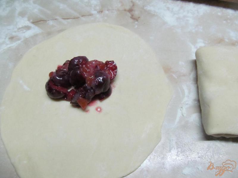 Фото приготовление рецепта: Пирожки с вишней и курагой шаг №6