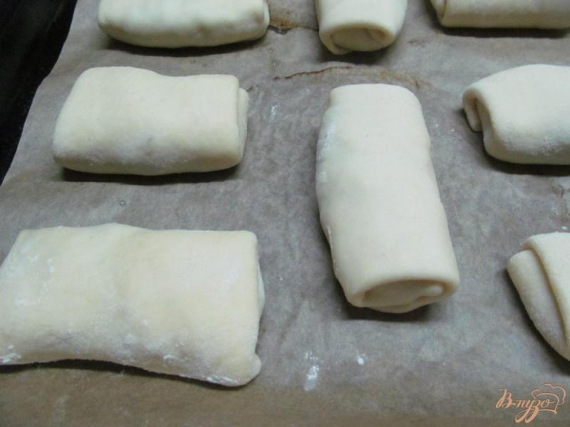 Фото приготовление рецепта: Пирожки с вишней и курагой шаг №7