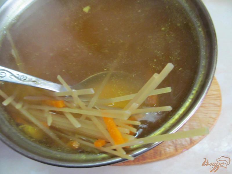 Фото приготовление рецепта: Суп -лапша на курином бульоне шаг №4