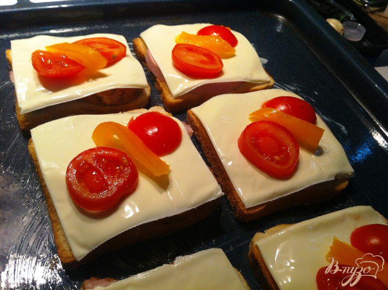 Фото приготовление рецепта: Горячие бутерброды с ветчиной, колбасой  и сыром моцарелла шаг №3