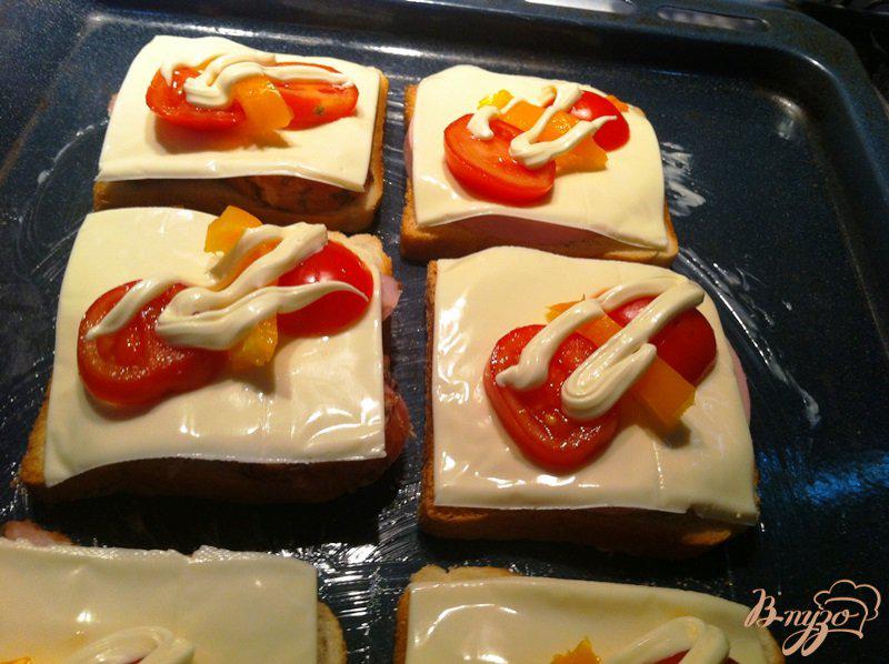 Фото приготовление рецепта: Горячие бутерброды с ветчиной, колбасой  и сыром моцарелла шаг №4
