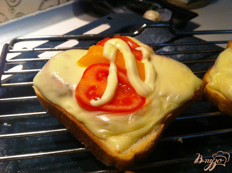 Фото приготовление рецепта: Горячие бутерброды с ветчиной, колбасой  и сыром моцарелла шаг №5