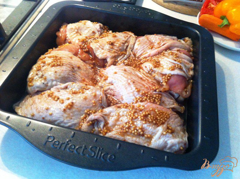 Фото приготовление рецепта: Куриные бедра сладко-острые  запеченные в духовке шаг №4