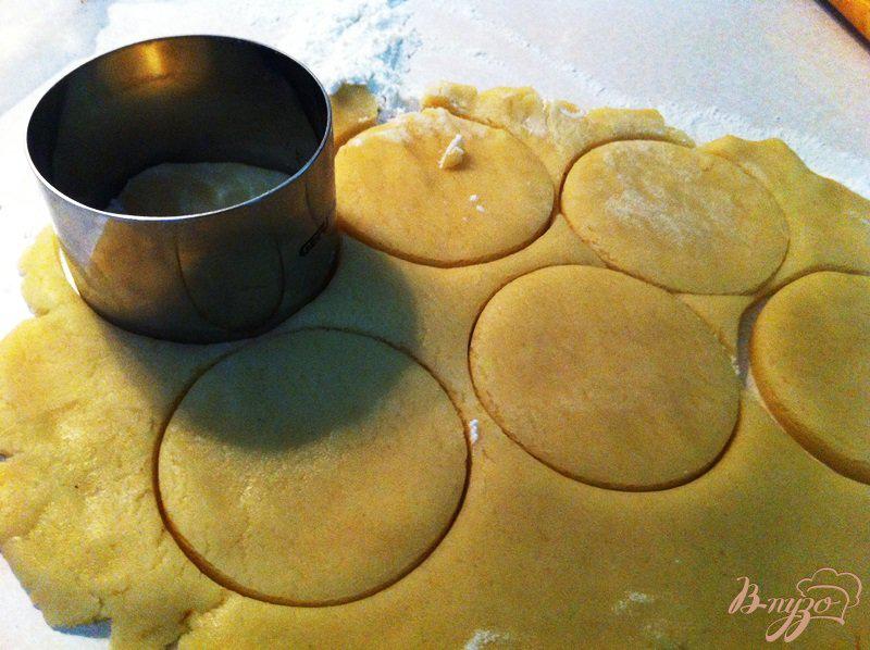 Фото приготовление рецепта: Песочное печенье с вишневым джемом или вареньем из дыни шаг №2
