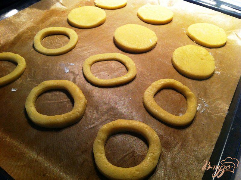 Фото приготовление рецепта: Песочное печенье с вишневым джемом или вареньем из дыни шаг №4