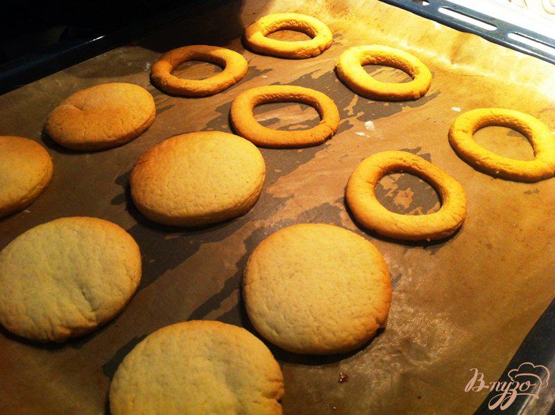 Фото приготовление рецепта: Песочное печенье с вишневым джемом или вареньем из дыни шаг №5