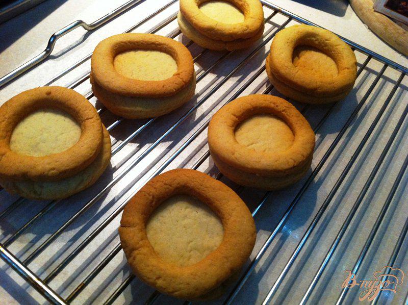 Фото приготовление рецепта: Песочное печенье с вишневым джемом или вареньем из дыни шаг №6