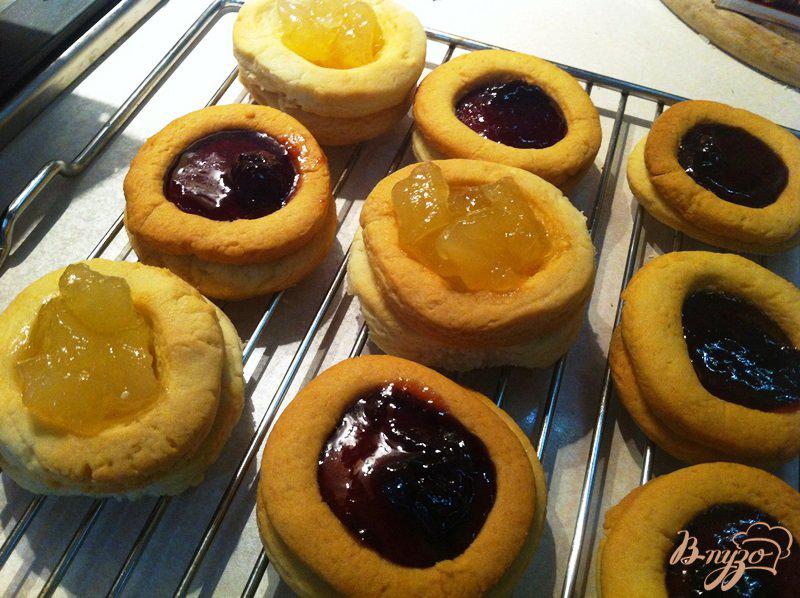 Фото приготовление рецепта: Песочное печенье с вишневым джемом или вареньем из дыни шаг №10