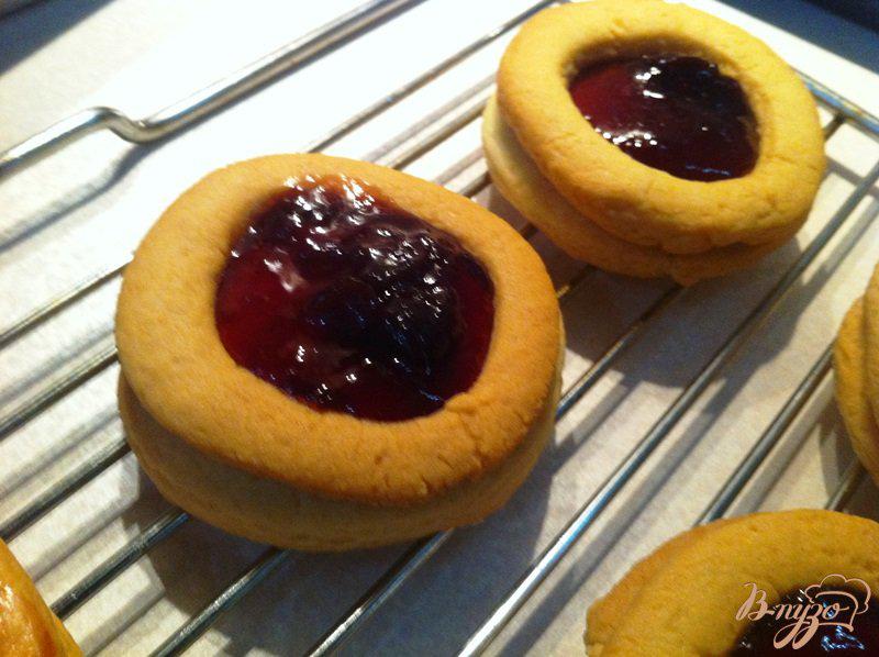 Фото приготовление рецепта: Песочное печенье с вишневым джемом или вареньем из дыни шаг №8