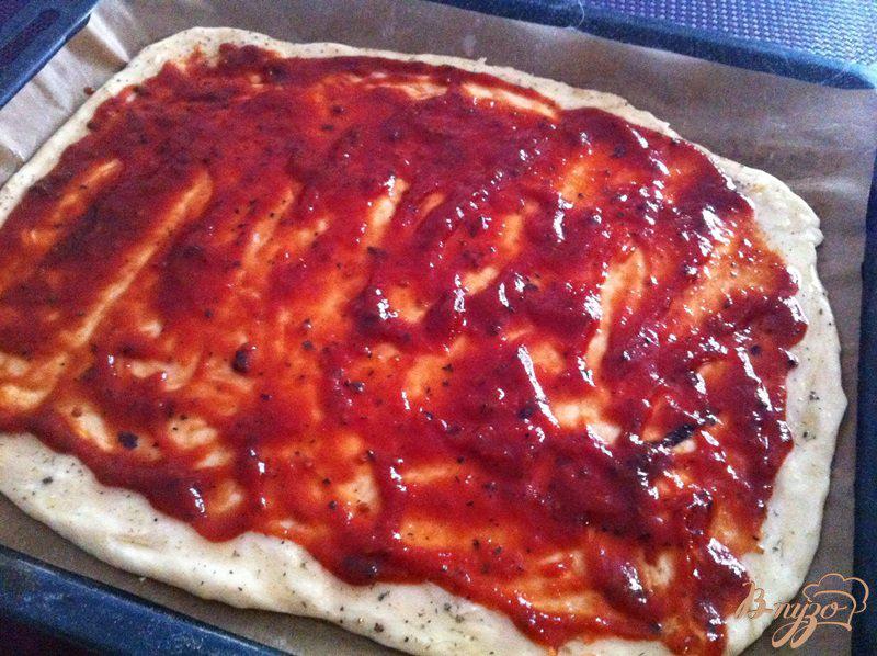Фото приготовление рецепта: Пицца из копченой горбуши шаг №3