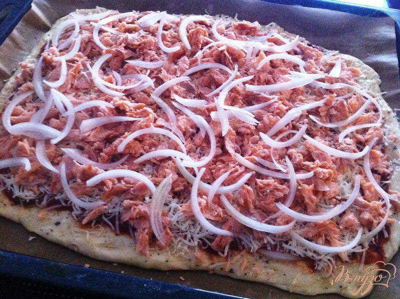 Фото приготовление рецепта: Пицца из копченой горбуши шаг №5