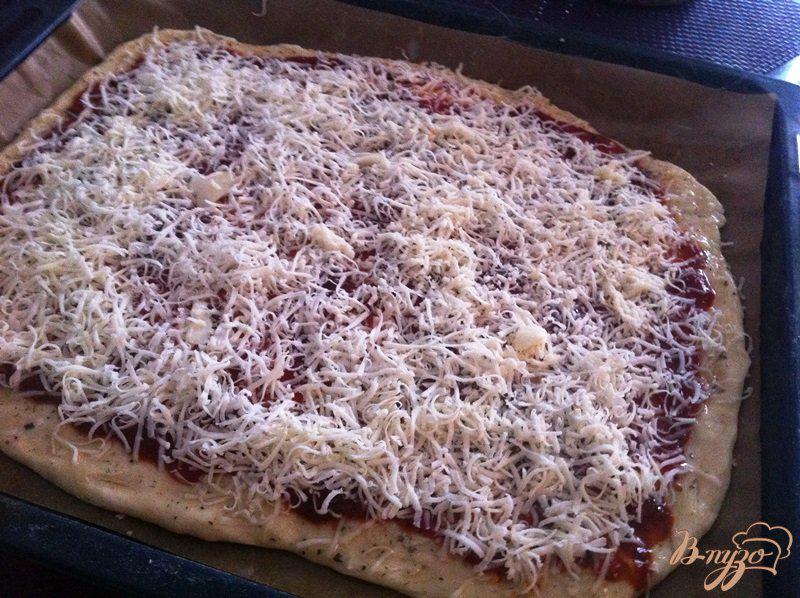 Фото приготовление рецепта: Пицца из копченой горбуши шаг №4