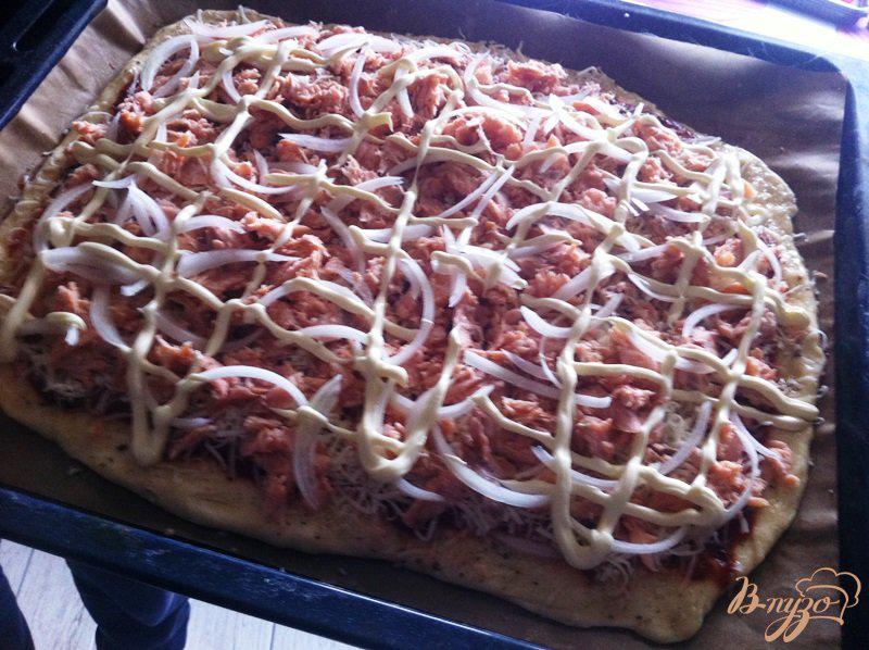 Фото приготовление рецепта: Пицца из копченой горбуши шаг №6