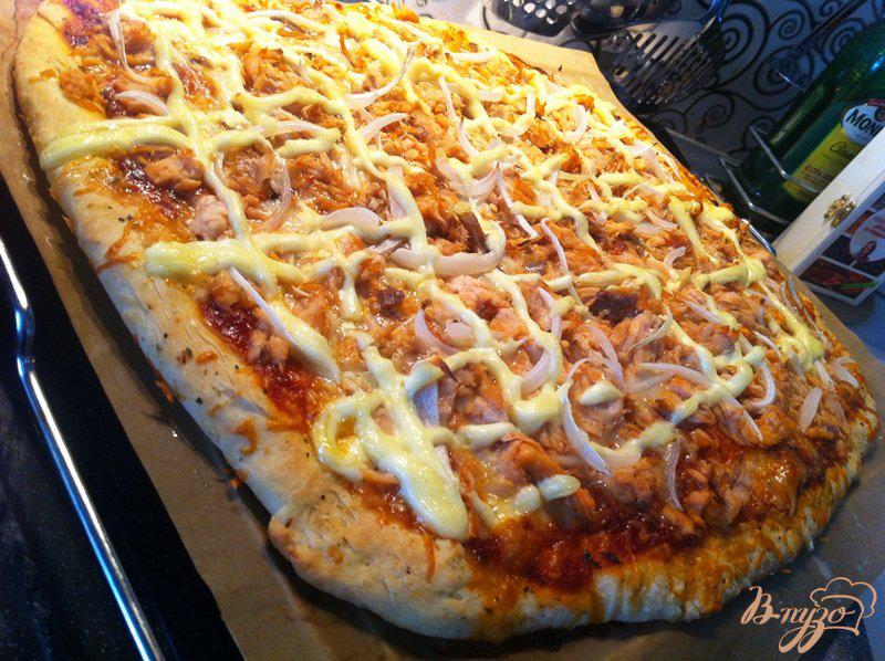 Фото приготовление рецепта: Пицца из копченой горбуши шаг №7