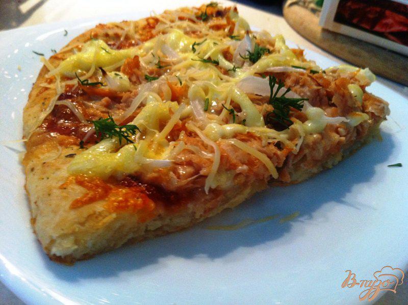 Фото приготовление рецепта: Пицца из копченой горбуши шаг №8