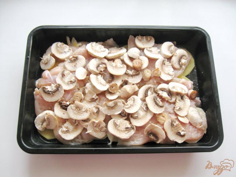 Фото приготовление рецепта: Куриное филе с грибами и сыром шаг №5