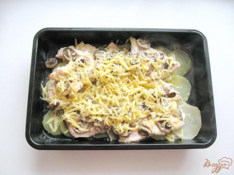 Фото приготовление рецепта: Куриное филе с грибами и сыром шаг №6