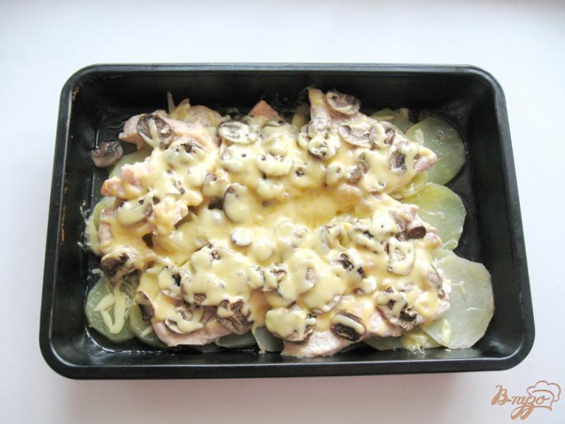 Фото приготовление рецепта: Куриное филе с грибами и сыром шаг №7