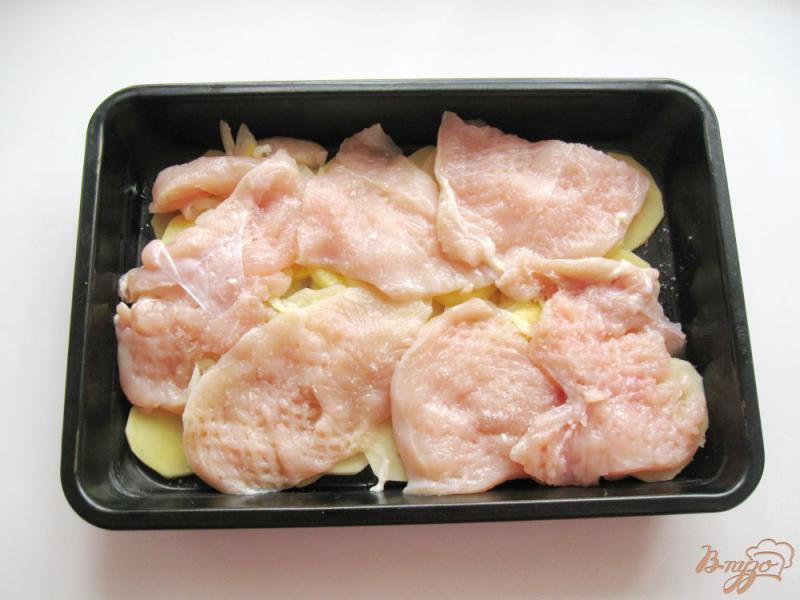 Фото приготовление рецепта: Куриное филе с грибами и сыром шаг №4