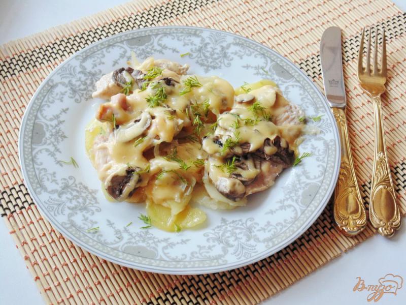 Фото приготовление рецепта: Куриное филе с грибами и сыром шаг №8