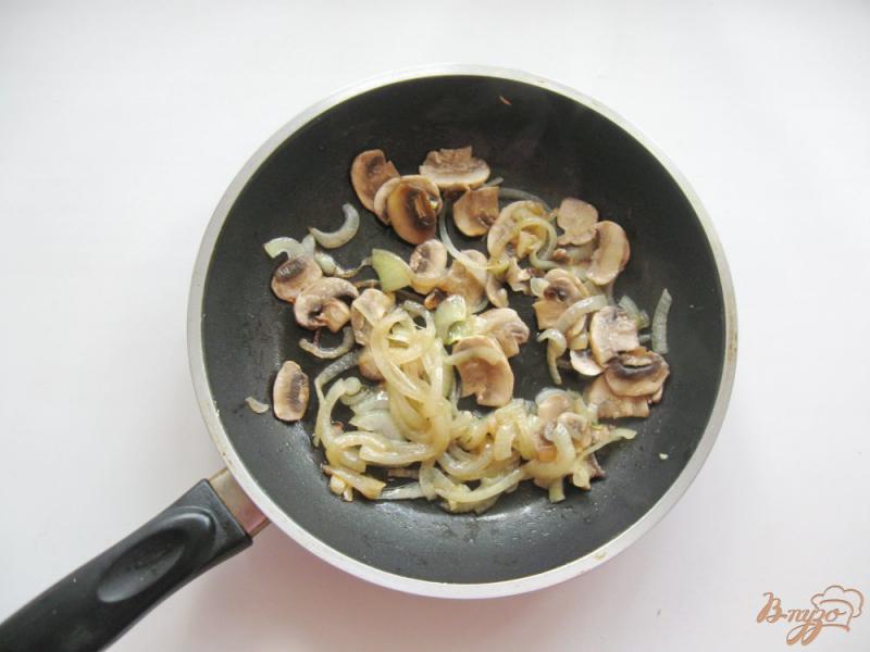 Фото приготовление рецепта: Горячие бутерброды с грибами шаг №3