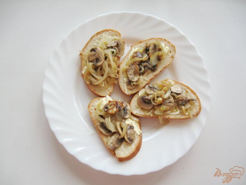 Фото приготовление рецепта: Горячие бутерброды с грибами шаг №5