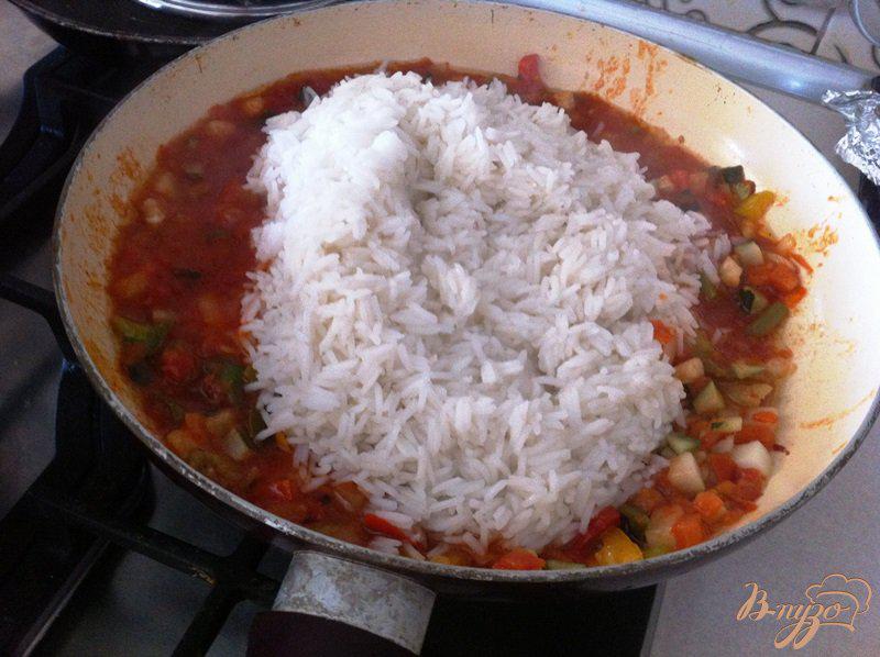 Фото приготовление рецепта: Рис с овощами в томатном соусе шаг №5