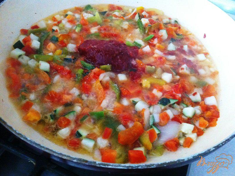 Фото приготовление рецепта: Рис с овощами в томатном соусе шаг №4
