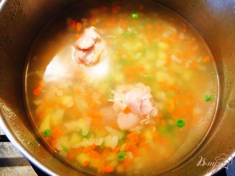 Фото приготовление рецепта: Суп из кролика с вермишелью и овощами шаг №4