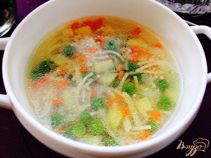 Фото приготовление рецепта: Суп из кролика с вермишелью и овощами шаг №6