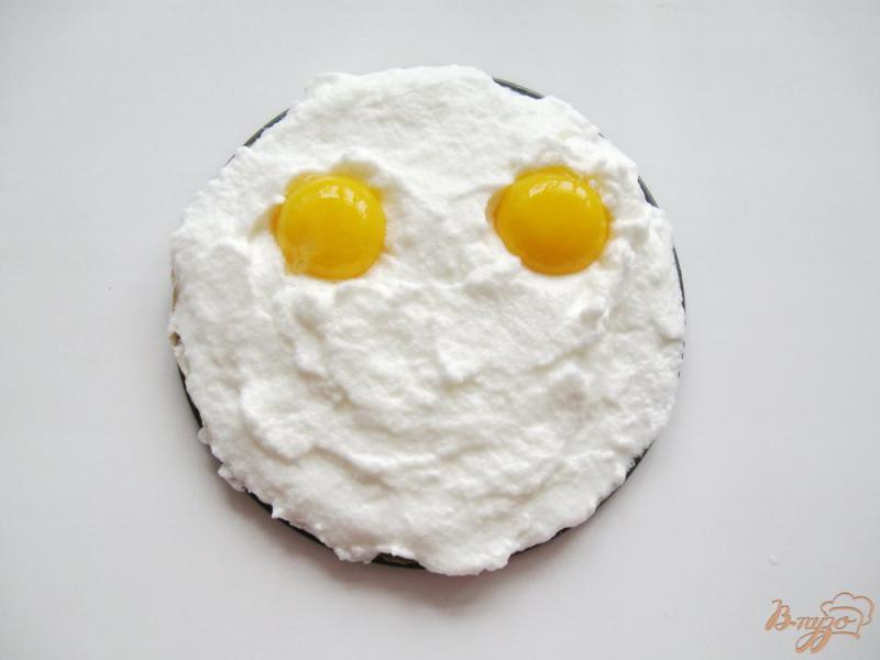 Фото приготовление рецепта: Яйца «Орсини» в виде смайлика шаг №2