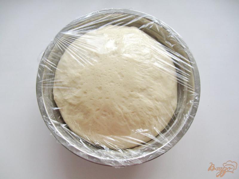 Фото приготовление рецепта: Пирог дрожжевой с заварным кремом шаг №4