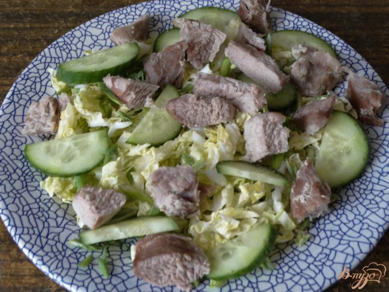 Фото приготовление рецепта: Салат с индейкой и перепелиными яйцами шаг №3