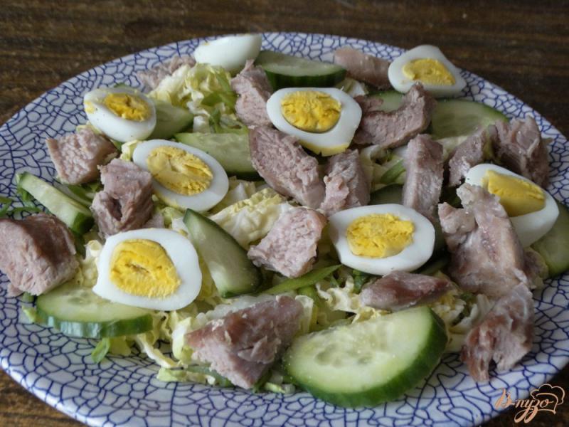 Фото приготовление рецепта: Салат с индейкой и перепелиными яйцами шаг №4