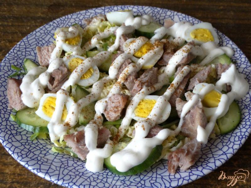 Фото приготовление рецепта: Салат с индейкой и перепелиными яйцами шаг №5
