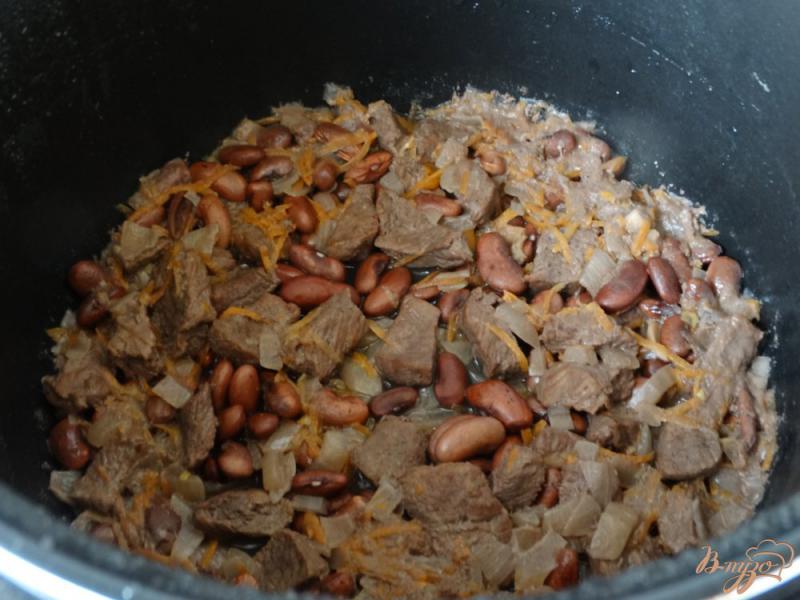Фото приготовление рецепта: Говядина тушеная с картофелем и фасолью шаг №4