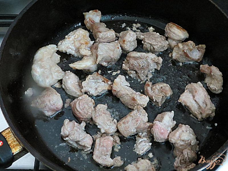 Фото приготовление рецепта: Свинина с овощами и фасолью шаг №4