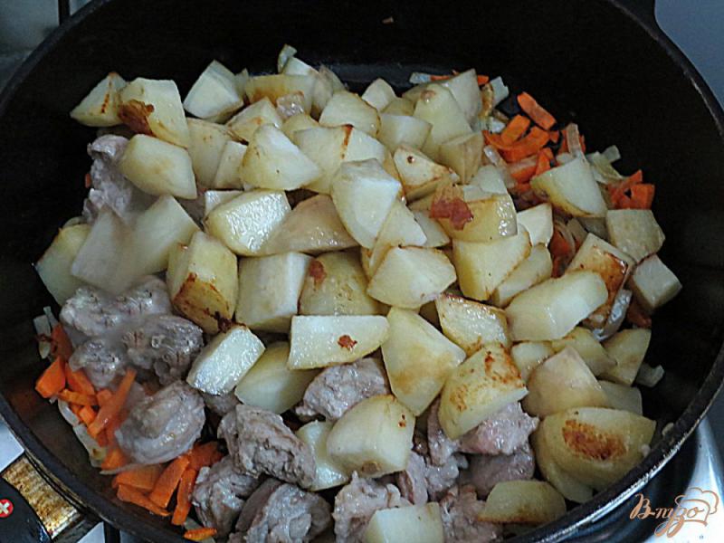 Фото приготовление рецепта: Свинина с овощами и фасолью шаг №8