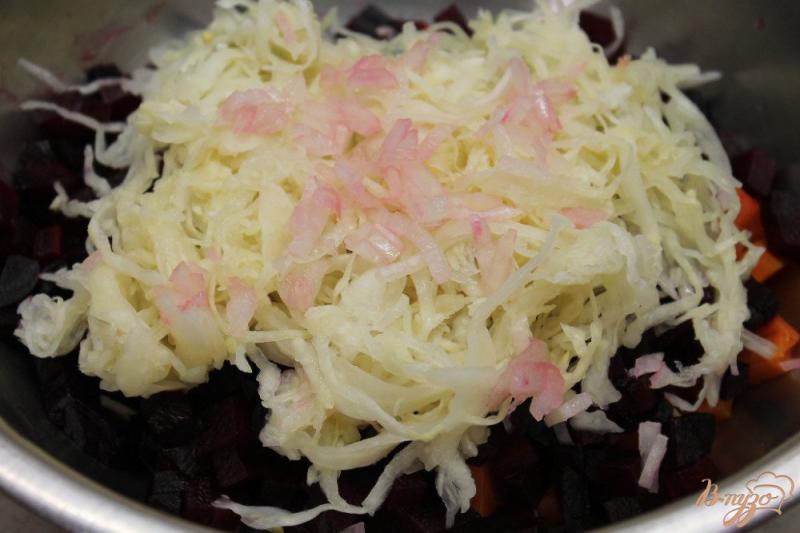 Фото приготовление рецепта: Салат из печеных овощей и квашенной капусты шаг №5
