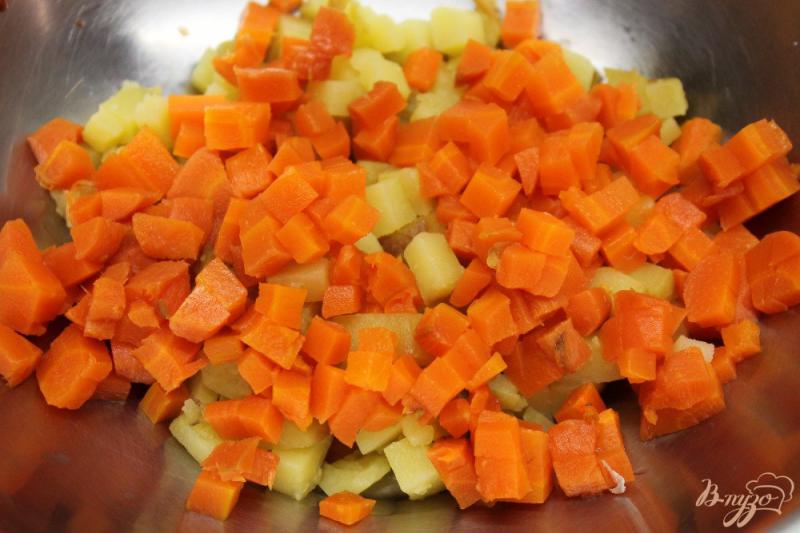 Фото приготовление рецепта: Салат из печеных овощей и квашенной капусты шаг №3