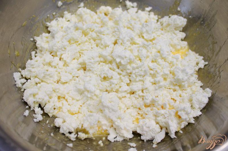Фото приготовление рецепта: Сырники на желтках с кусочками инжира шаг №2