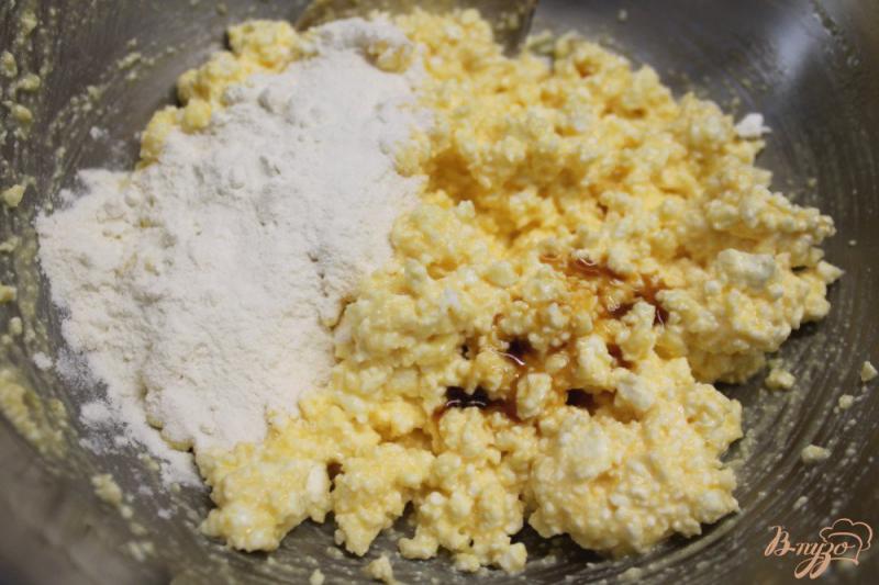 Фото приготовление рецепта: Сырники на желтках с кусочками инжира шаг №3