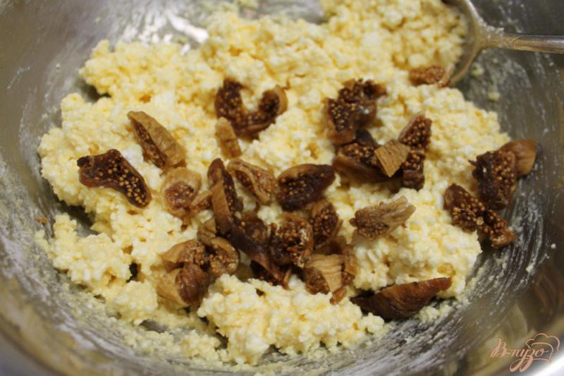Фото приготовление рецепта: Сырники на желтках с кусочками инжира шаг №4