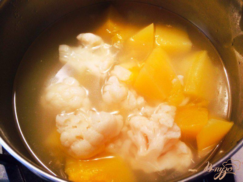 Фото приготовление рецепта: Суп-пюре из кролика, тыквы и цветной капусты для деток шаг №3