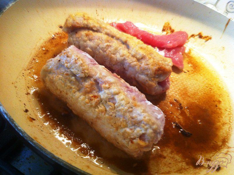 Фото приготовление рецепта: Рулетики из свинины с перепелиным яйцом, огурцом и сыром шаг №7