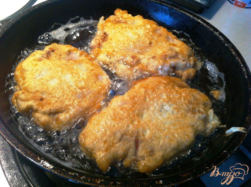 Фото приготовление рецепта: Куриная мякоть в сырной панировке шаг №6